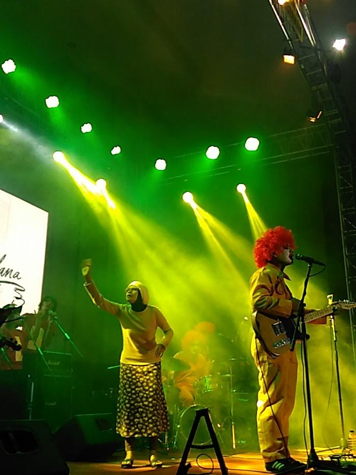 efekrumahkaca's tweet photo. Lagu berikutnya, Balerina. Disertai aksi teatrikal dari....eeemh...mudanya mungkin balerina #PasarBisaDikonserkan http://t.co/00hcfsRrz9