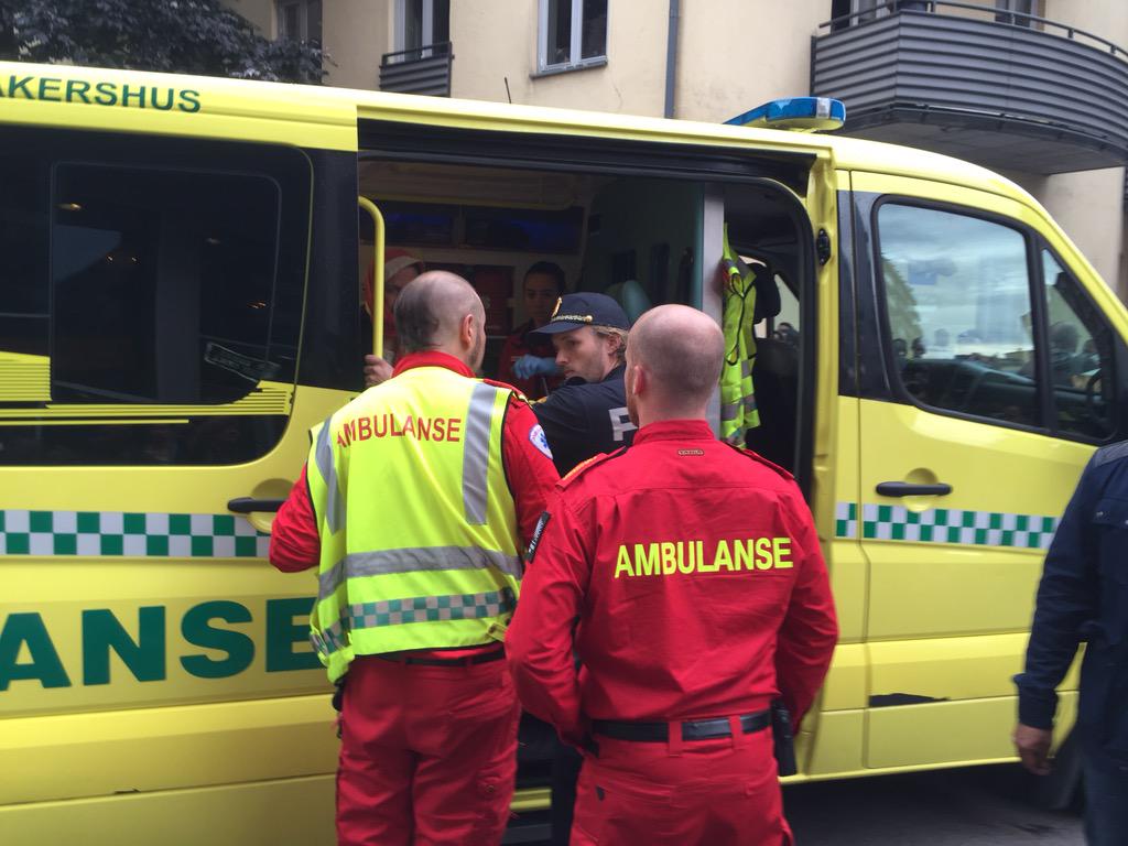 tipser's tweet photo. Fra hendelse på Grønland. Ca 15 politibiler og en ambulanse. Uvisst hva det dreier seg om. @oslopolitiops http://t.co/7NXIrDO0kh