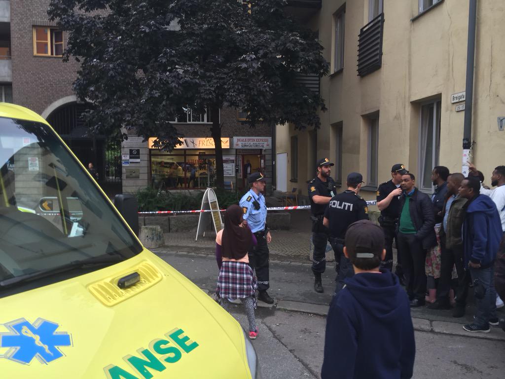 tipser's tweet photo. Fra hendelse på Grønland. Ca 15 politibiler og en ambulanse. Uvisst hva det dreier seg om. @oslopolitiops http://t.co/7NXIrDO0kh