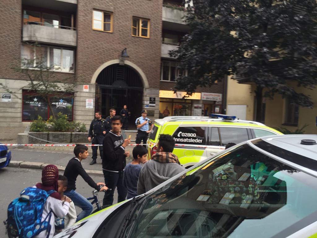 tipser's tweet photo. Fra hendelse på Grønland. Ca 15 politibiler og en ambulanse. Uvisst hva det dreier seg om. @oslopolitiops http://t.co/7NXIrDO0kh