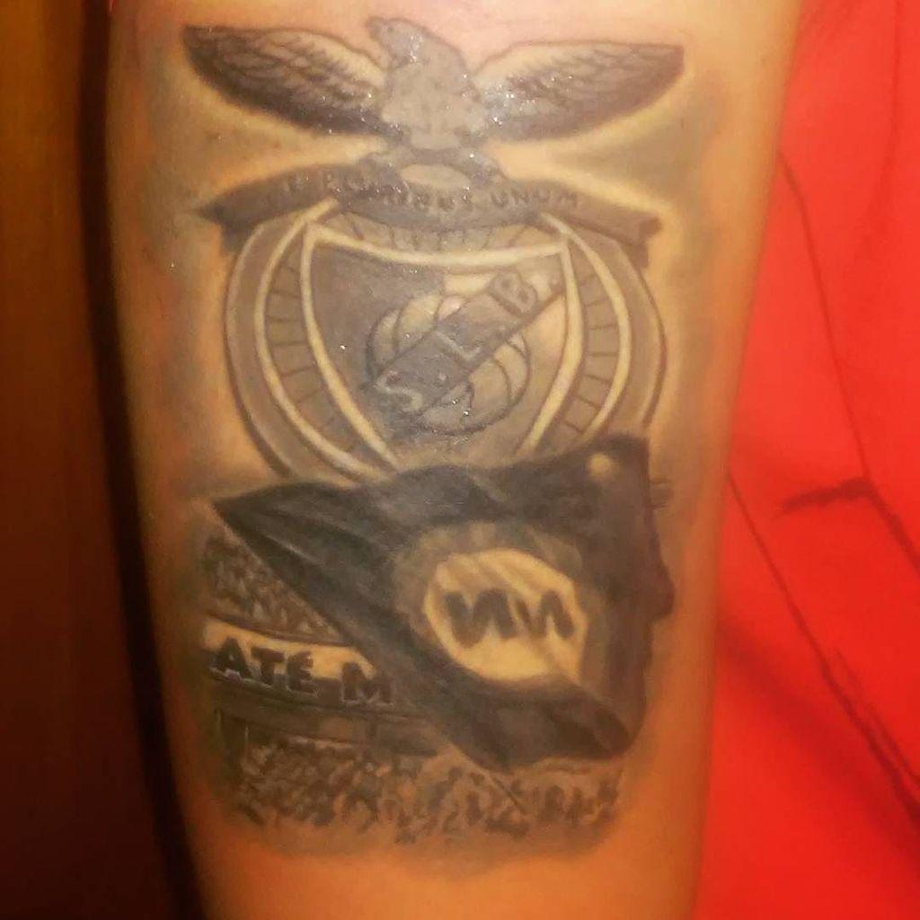GloriosoSLBApp's tweet photo. God damn π #tattoo #mybrother #arepresentar #slbenfica #emtodoolado #carregabenfica #nn #nnboys #atemorrer #topo #tβ¦ http://t.co/81VlLNOS8J
