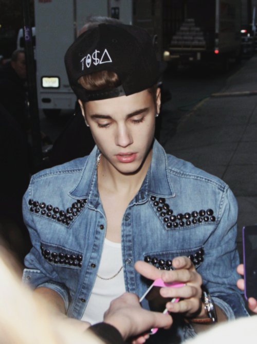 LiSwaggy's tweet photo. rt if you see this bc every rt counts as a vote #EMABiggestFansJustinBieber http://t.co/3wA63qqZmS