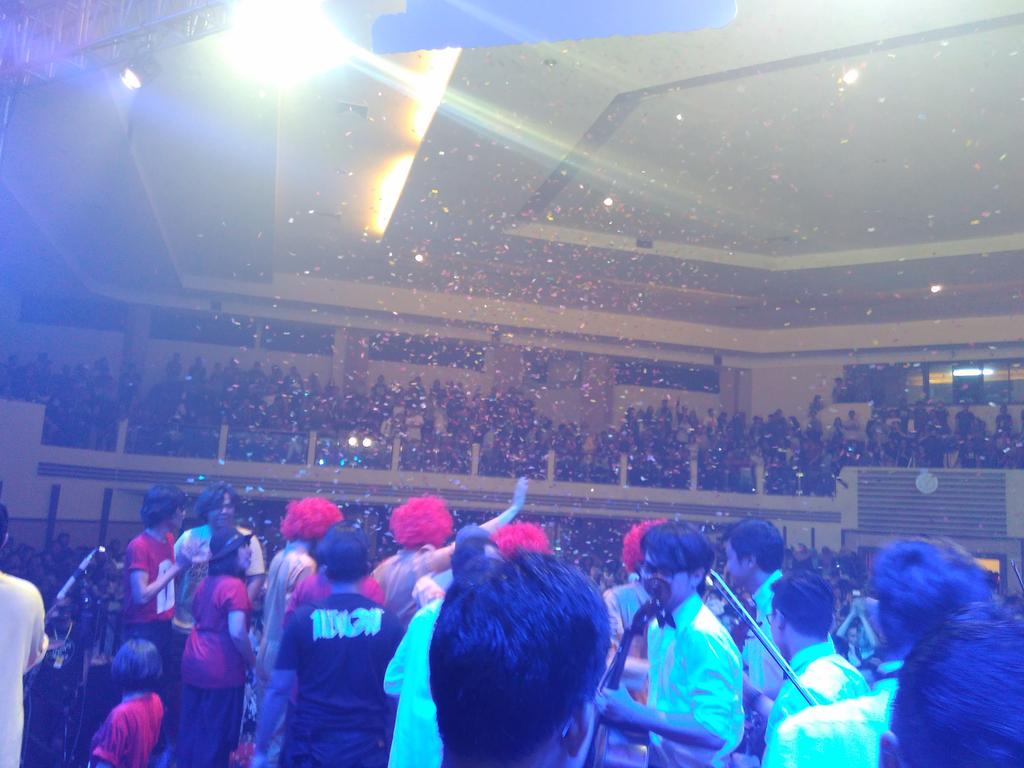 efekrumahkaca's tweet photo. #PasarBisaDikonserkan ditutup dengan hujan confetti kembang tujuh rupa :)) http://t.co/wErr4vTjR2