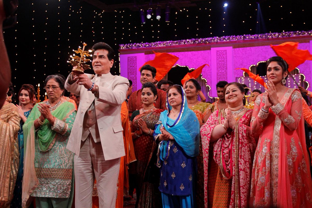 Kumkum Bhagya Team and Jeetendra Kapoor doing the Maha Aarti