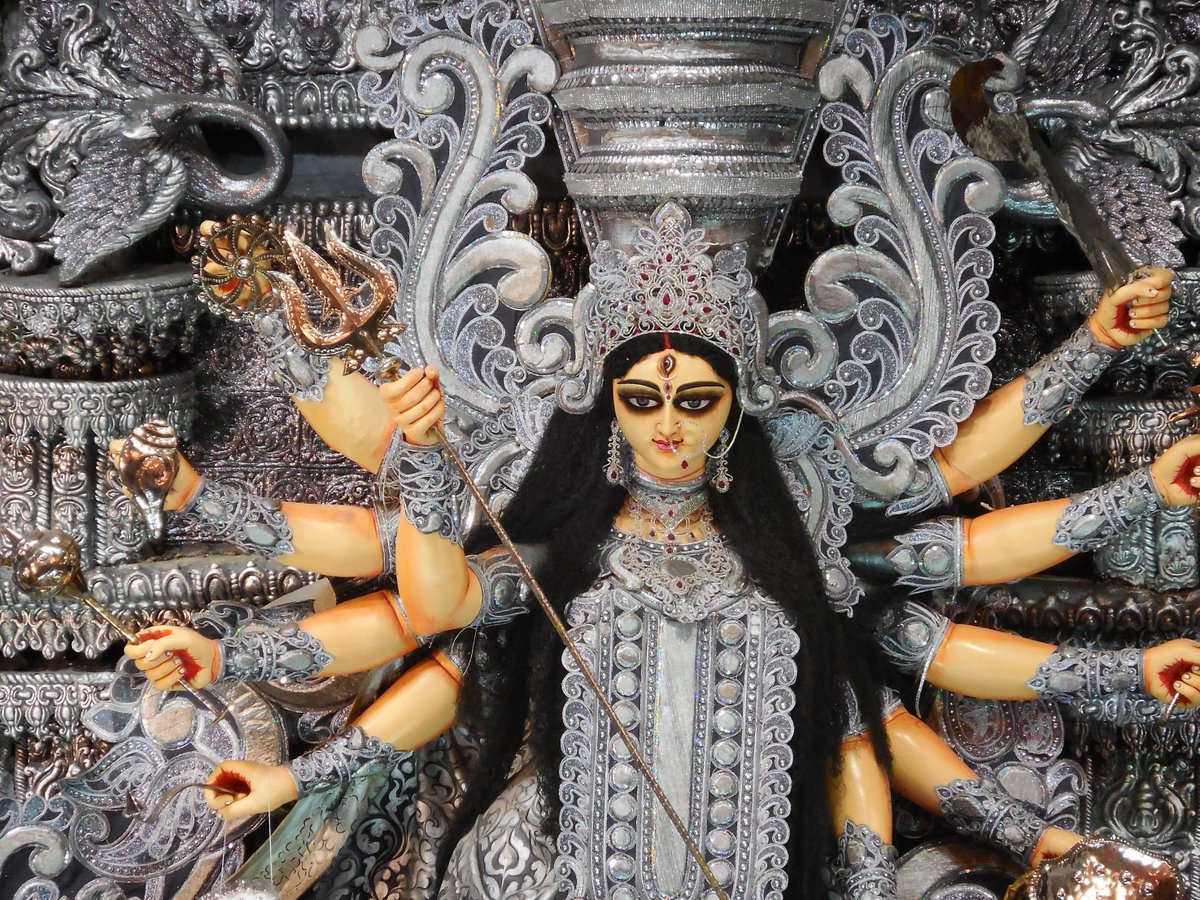 quirkyamit's tweet photo. This goddess has jewellery of 10 crores http://t.co/8MfWnpmV5g