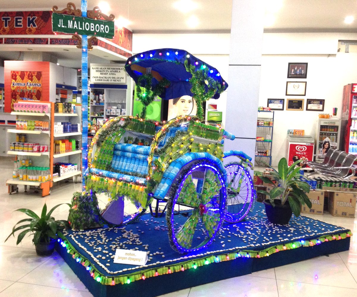 aptkf21jogja's tweet photo. "BECAK WISATA FITOFRESH MALIOBORO"  APT KF 21 BM JOGJA #KreasiDisplay #Fitocare #Salicylfresh @KimiaFarmaCare http://t.co/rMQLKdCskv