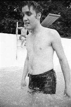 #FlashBackFriday to the king of rock enjoying a #PoolDay! #FBF #AquaDoc
