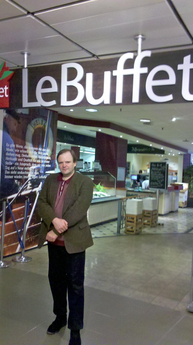 NichtJFB's tweet photo. Kein Fisch nach 15:00... in der Kantine des Karstadt-Eimsbüttel mit Vander! #Kiesgroup #FreitagFischtag http://t.co/CoC29M1RvW