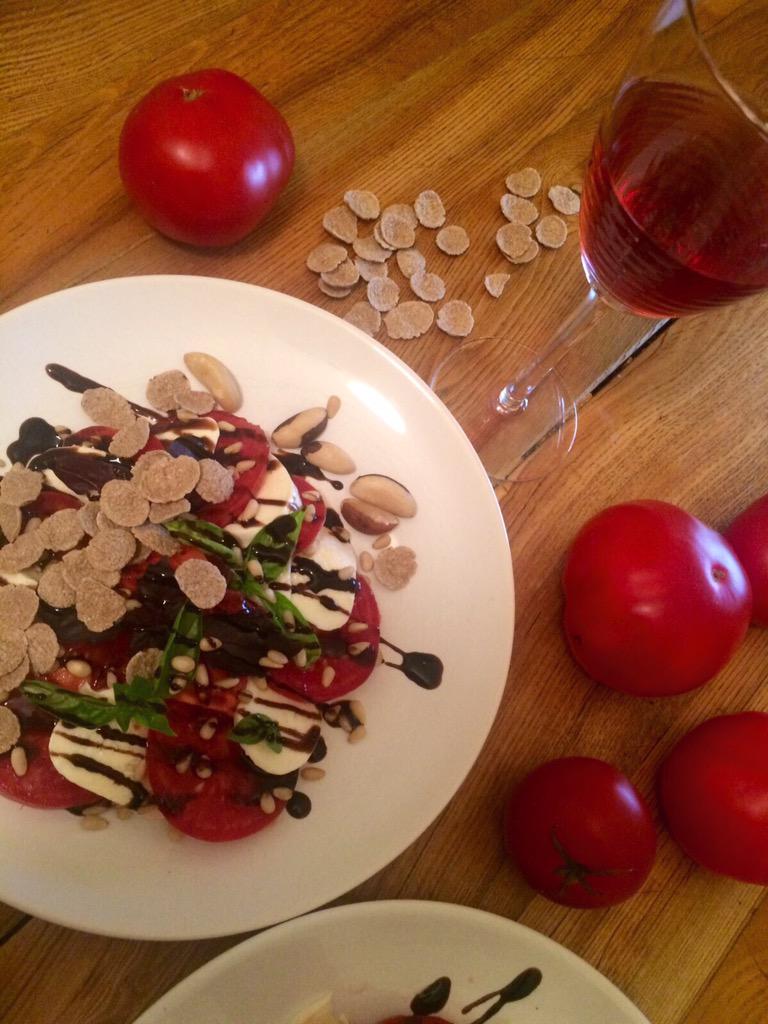 MilzuLv's tweet photo. Un brīvdienas var sākties! @MilzuLv rudzu pārslas tik lieliski garšo kopā ar mocarellu, tomātiņiem un pesto. http://t.co/kecIZRf2zs