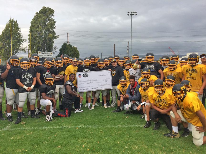 AUSDNews's tweet image. Congrats to @AHS_Buzz's football program for receiving @Raiders' Coach of the Week Award! ow.ly/Spm9n.