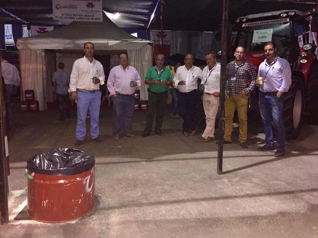antonio_exp's tweet photo. Amigos clientes y compañeros del concesionario agrícola antonio expósito http://t.co/xZCGw3Uriw