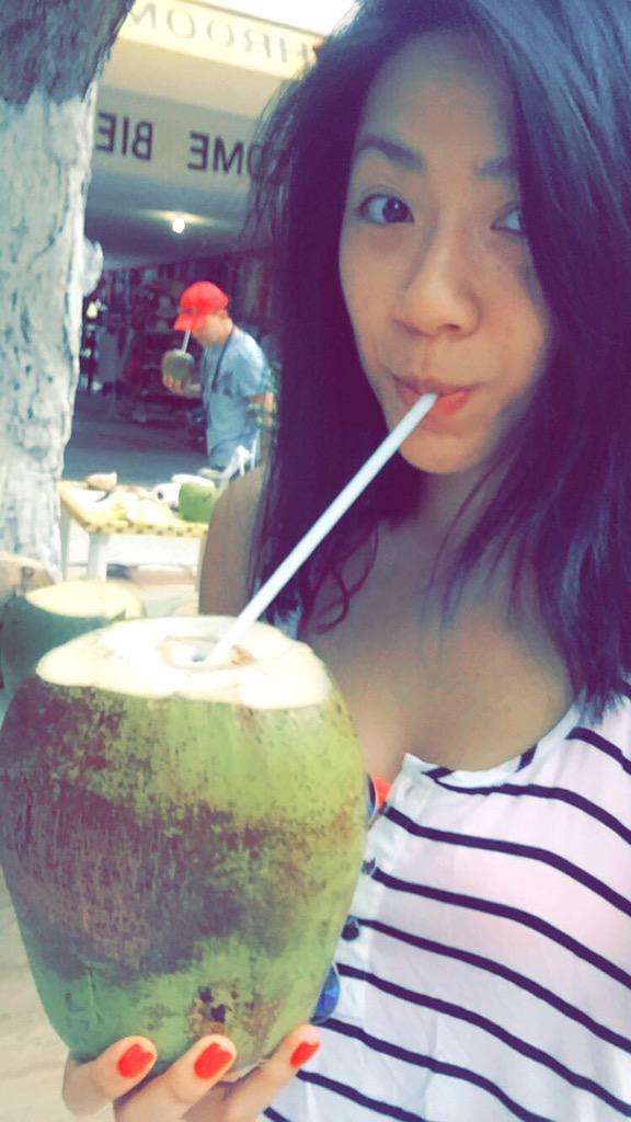 miss_YanYi's tweet photo. I got that CoCo 😏 and apparently so does the guy back there ✌🏻️ #Mexico #vacation #ilikecoconuts http://t.co/JrkgwoN8uJ