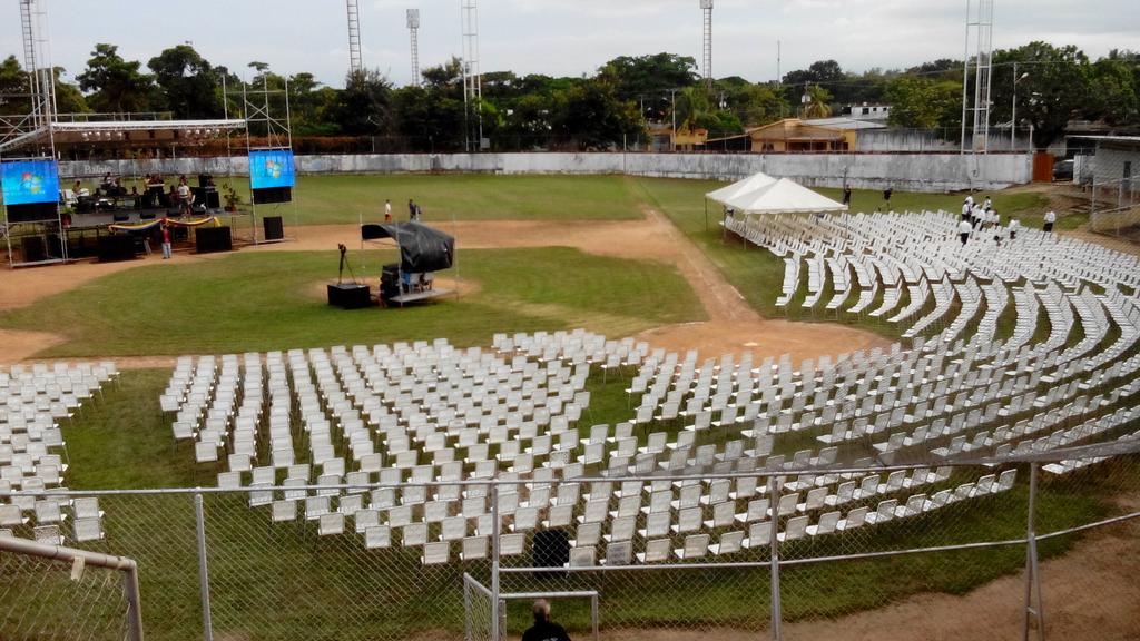 GRANVIGILIAPORT's tweet photo. Todo listo para clamar al cielo... A solo horas de la Gran Vigilia de Oracion Todos Unidos Por Venezuela #GranVigilia http://t.co/cnYQtcrTdN
