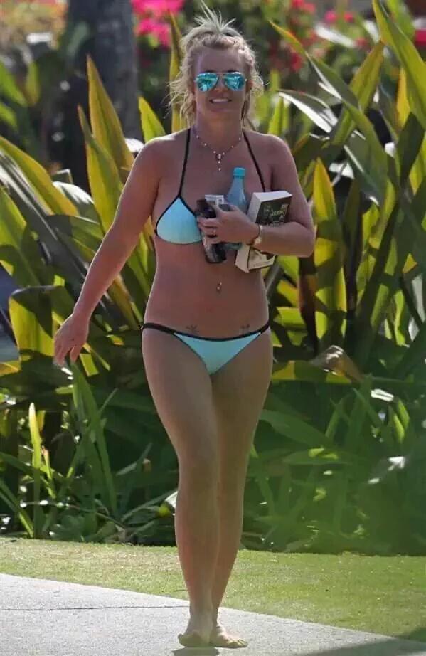 DisThat's tweet image. BRITNEY SPEARS SHOWING OFF HER CAMEL TOE bit.ly/1FO1uA1