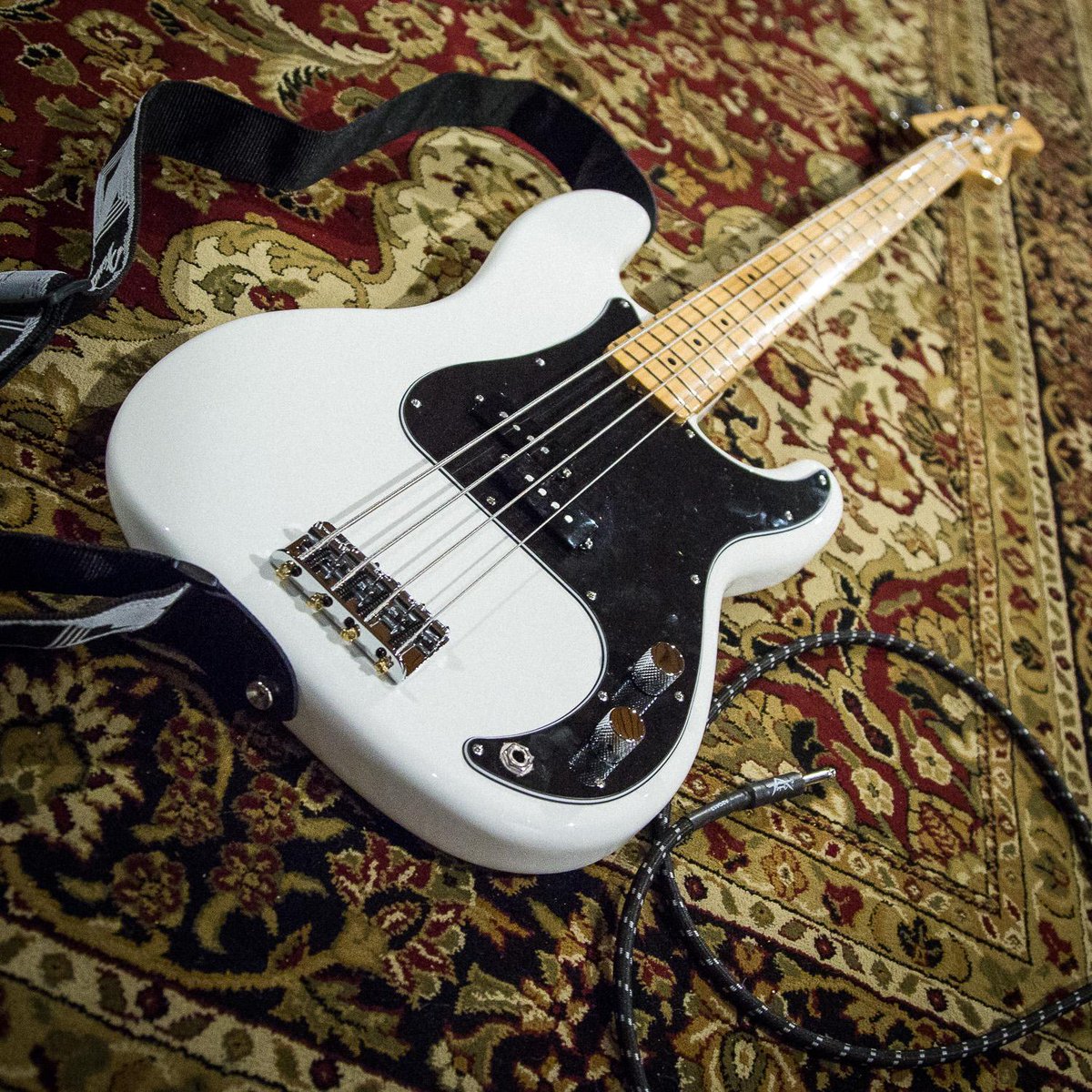 Fender's tweet image. Dee Dee Ramone #PBass: Maple neck with "C" profile &amp;amp; vintage-style heel truss-rod adjustment👉 bit.ly/1W93mg8