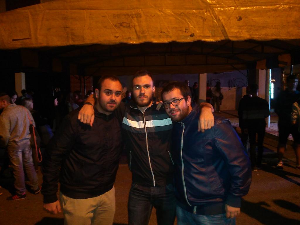 aitorgo2015's tweet photo. De fiesta en león @victorg2015  @AxaryM http://t.co/Q68s1OL5uw
