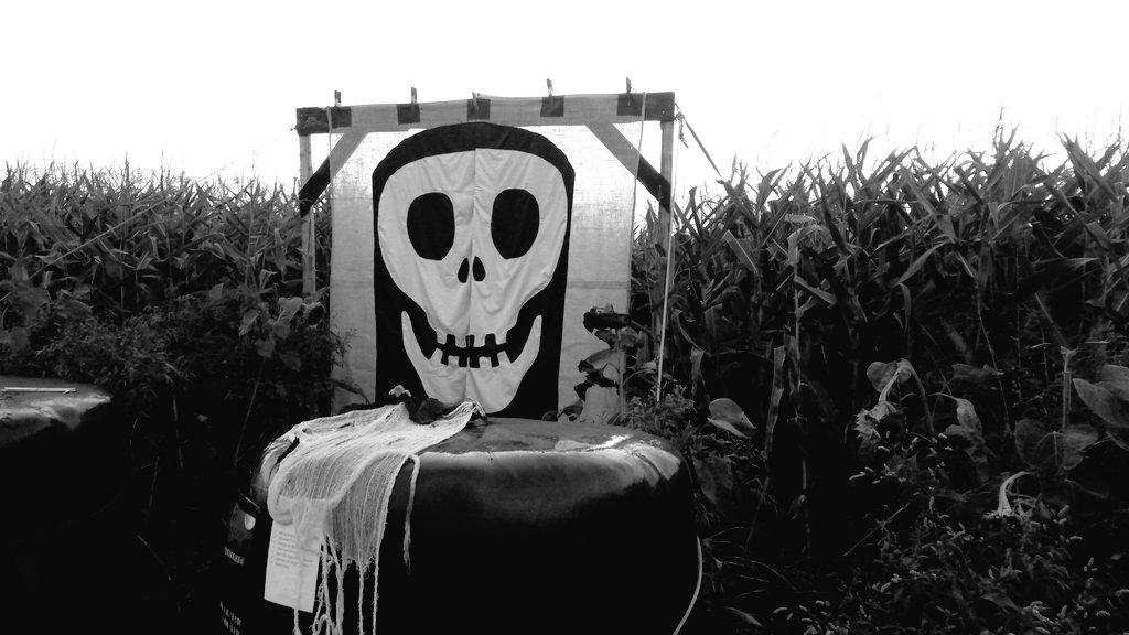 Druk bezig met de voorbereidingen! Over ruim een uur openen we het spookdoolhof voor bezoek! Durf je het aan?!