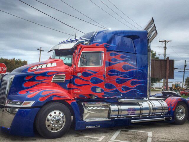 Happening now: See Optimus Prime #Transformers at the <a href="/StIgnace/">Amakara ahenze</a> Big Truck Show this weekend! puremi.ch/1Jf16uJ