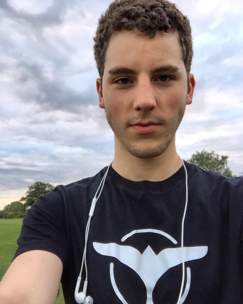 MinorSoul's tweet photo. Spending today with 🌿nature🌲. #fields #getyourgreens #earphones #morefields #MinorSoul https://t.co/Wni61RW59Z http://t.co/lPLkXDFowk