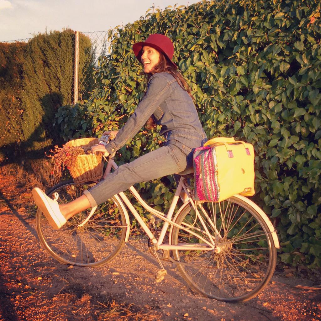 CarinaValentin3's tweet photo. Camino a #MBFWM15. http://t.co/MOQrT513Kn #bagshandmade #daybag #bike #moda #travelbag #bolsadeviaje #bolsosdefirma http://t.co/ilzrczo1tZ
