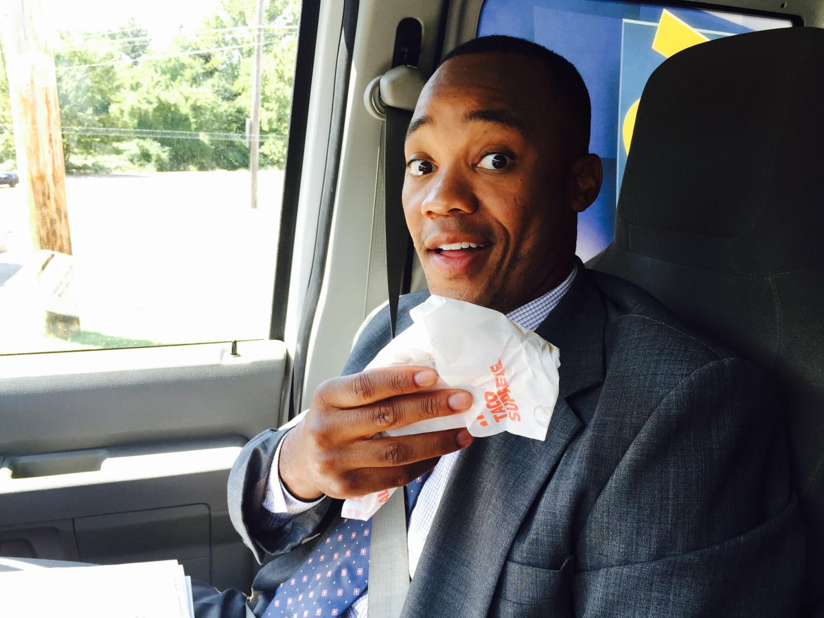 WMCActionNews5's tweet photo. @JerryAskinWMC decided to celebrate #NationalCheeseburgerDay with tacos instead http://t.co/QSGWNGpaUp