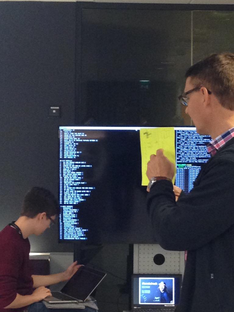 TeostoOfficial's tweet photo. Hackathonissa kehitettyjen ideoiden esittely alkoi juuri. Lavalla Team Visu. #teostohack #livedata #teostoapi http://t.co/zHy1cI98ld