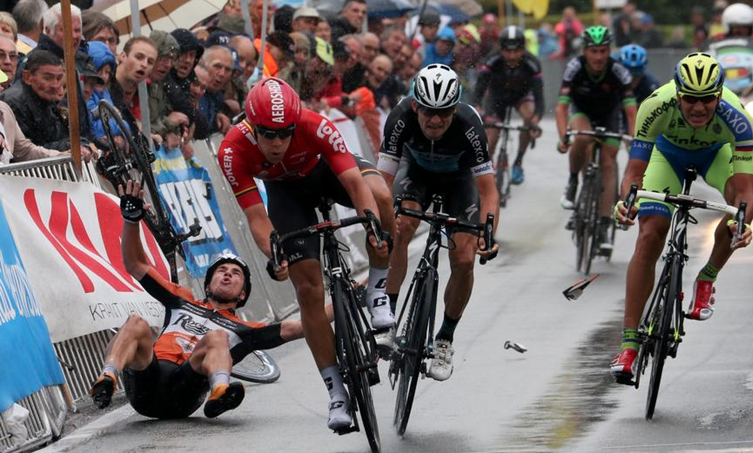TopcompetitieNU's tweet photo. - @GroenewegenD valt in chaotische sprint @jeroenmeijers 17e @RaboDevTeam @ctderijke https://t.co/ugNLhpKeFy http://t.co/SUqcW5yfUP