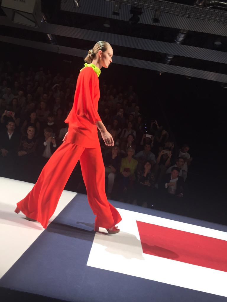 munoz_rafa's tweet photo. Líneas fluidas que contrastan con la geometría de los bloques de color #devotalomba #mbfwm http://t.co/pu9ajpSfuE