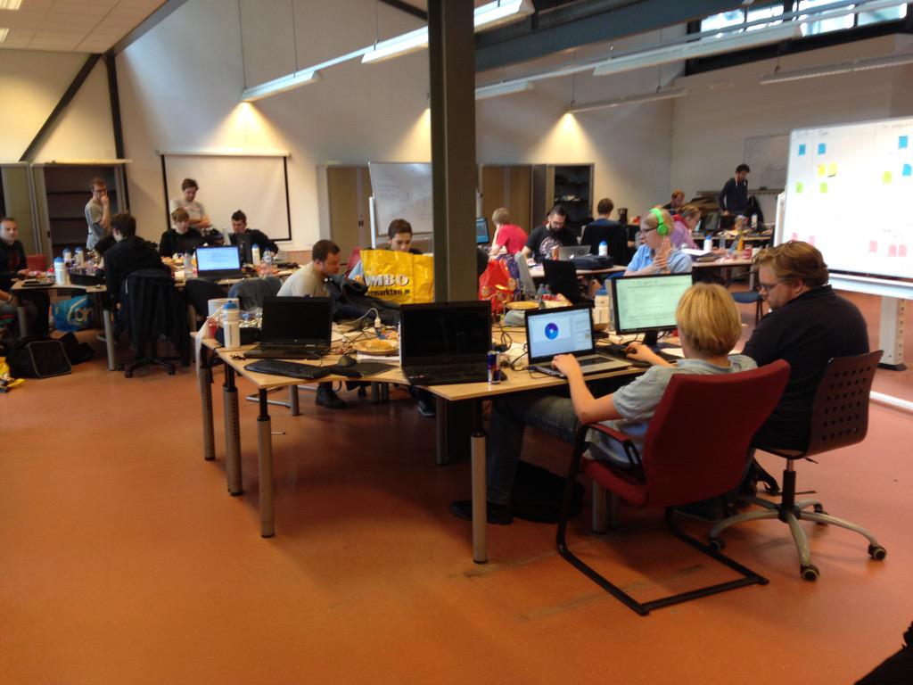 KunstMultimedia's tweet photo. There's a big fight going on at the battle of the schools #kunstenmultimedia #thwwg http://t.co/EG6OFjNdmX