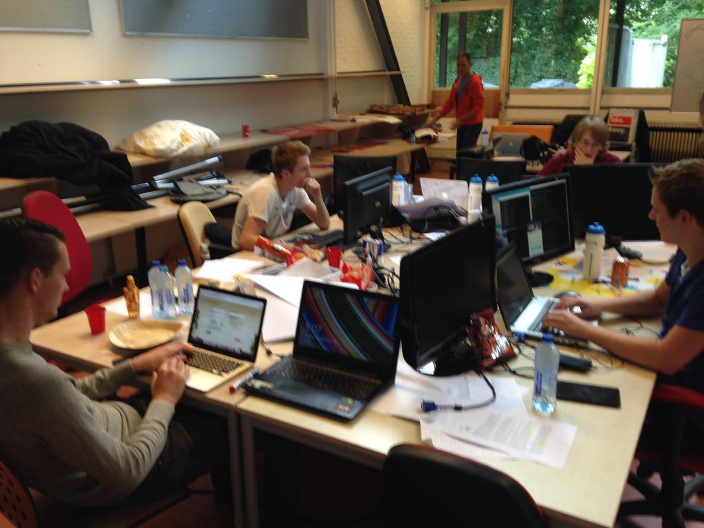 KunstMultimedia's tweet photo. There's a big fight going on at the battle of the schools #kunstenmultimedia #thwwg http://t.co/EG6OFjNdmX