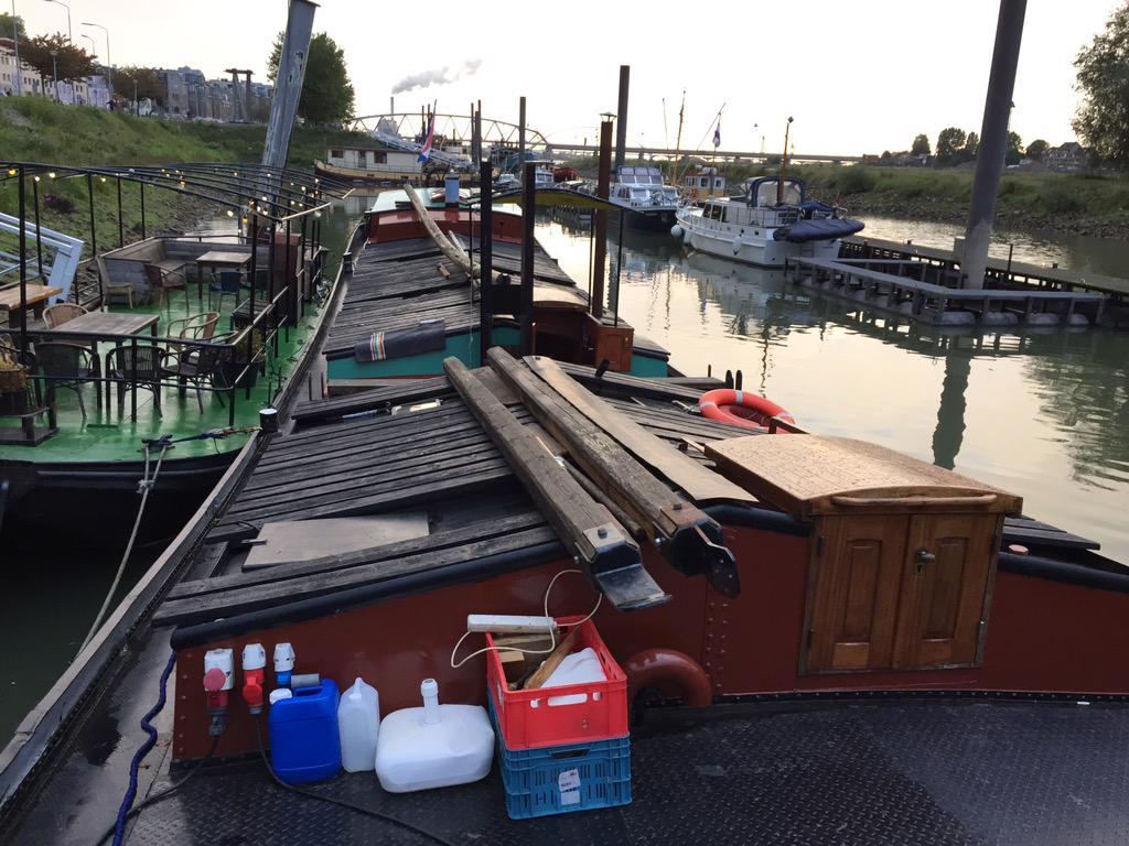 JCIOAchterhoek's tweet photo. We hebben een woonboot! Dit weekend het jaarlijkse trainingsweekend met een leuke groep, in de Nijmeegse haven #ahoy http://t.co/PPqSRiwZUS
