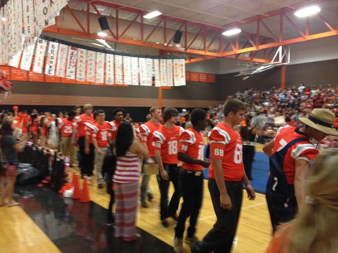 TrinityISD's tweet photo. Tigers arrive for Homecoming pep rally @TigersTHS @TrinityISD  #txhsfootball http://t.co/UrqY9gRuIg