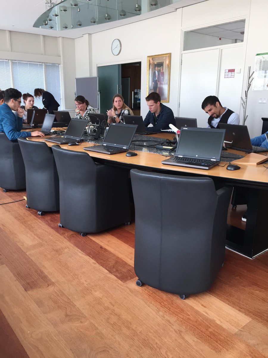 Startbaan010's tweet photo. Voor de feestelijke opening eerst blokken op het veiligheids-examen. Het eerste certificaat is binnen voor iedereen! http://t.co/XuAwBmlBPp