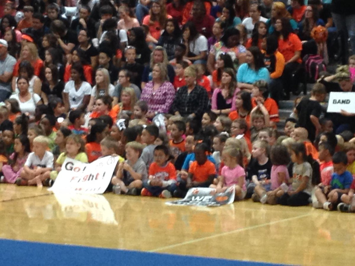 TrinityISD's tweet photo. Packed house for #homecoming pep rally @TigersTHS @TrinityISD  #txhsfootball http://t.co/5iqKKrw6Qp
