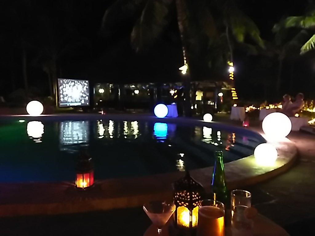 markkeywest's tweet photo. @djjohngibbons @SPINSouthWest @eoghainfitz right now :-) #dinnerbythepool ;-) http://t.co/zSGxBbY9Kn