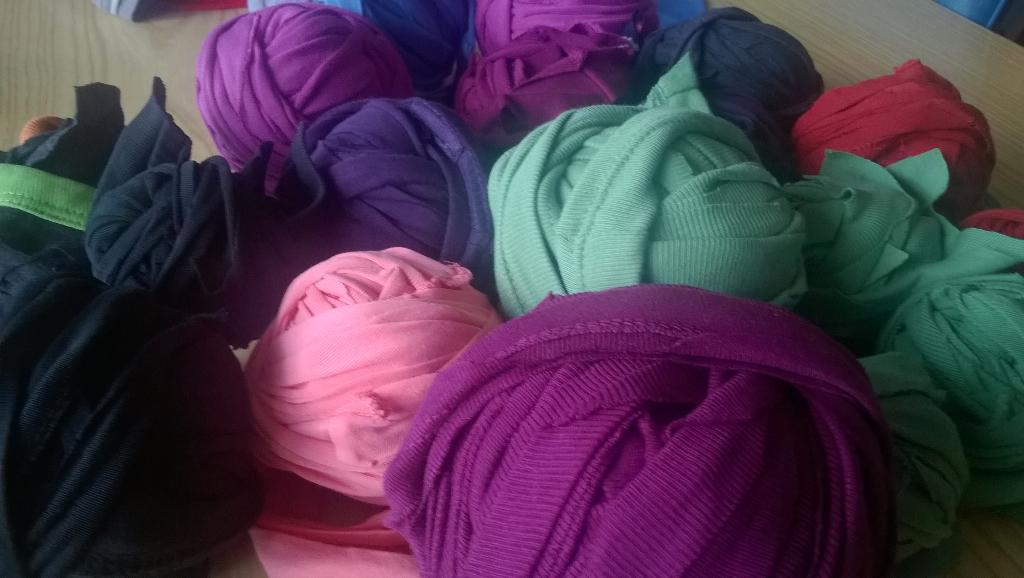tabbytextiles's tweet photo. preparing for weaving workshops @ThriftFest special thanks Anna for cutting t-shirts for weaving yarn. #bookworkshop http://t.co/D0VYYcPwyH