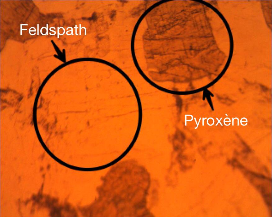 IsabelleZhang's tweet photo. Observation du Gabbro au microscope polarisant en LPNA #FloraTS2015 #TSmetamorphisme2015 http://t.co/yNzZeLMux5