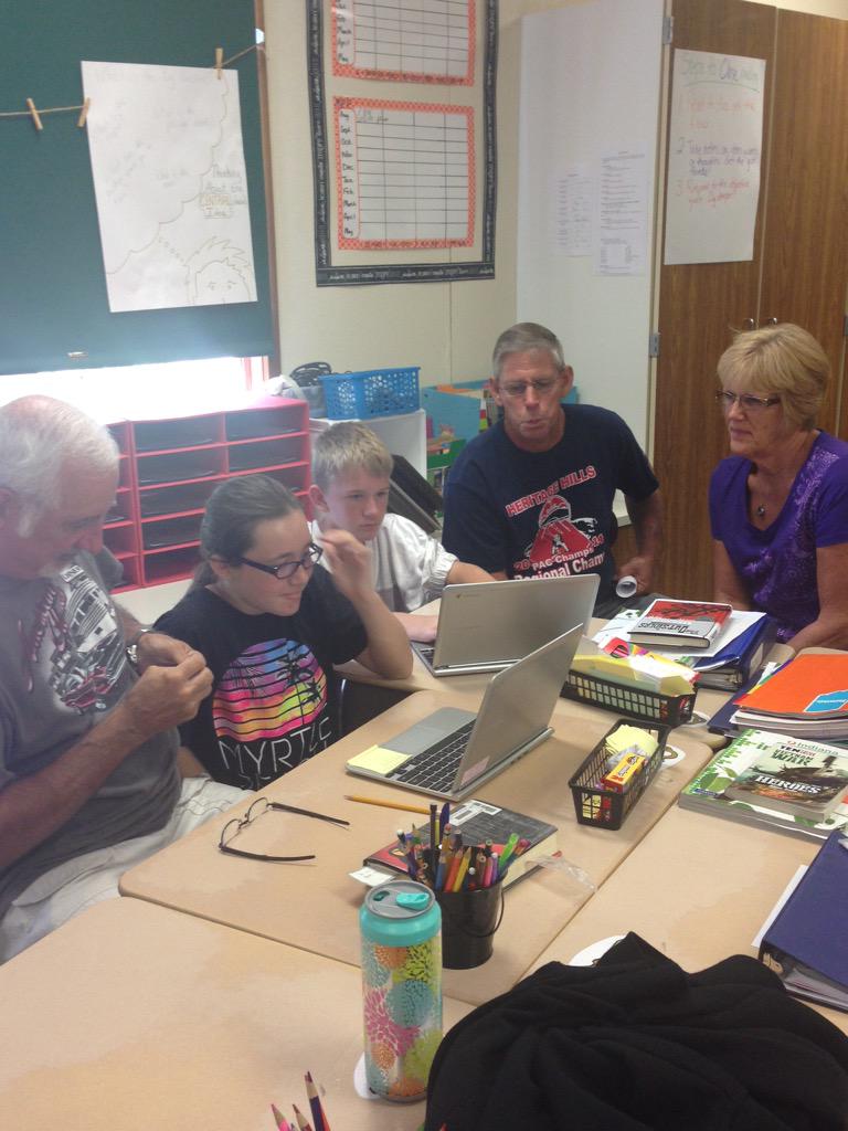 DTECStars's tweet image. 6th graders coding with grandparents! #GrandparentsDay #CodingWithScratch