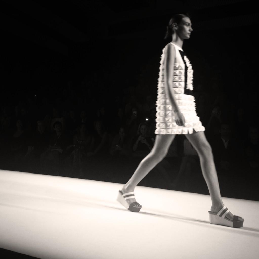 telva's tweet photo. Descubre las 250 piezas de #origami que cubren los vestidos de #DevotayLomba en http://t.co/fJQaWzaFZS. #MBFWM http://t.co/kxGiQzsz8a