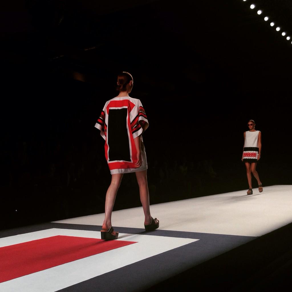 telva's tweet photo. Descubre las 250 piezas de #origami que cubren los vestidos de #DevotayLomba en http://t.co/fJQaWzaFZS. #MBFWM http://t.co/kxGiQzsz8a