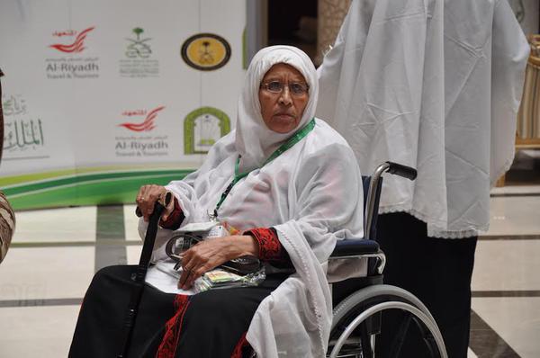 HashKsa's tweet photo. صور | استقبال ضيوف #خادم_الحرمين من ذوي شهداء #فلسطين بالورود وماء زمزم http://t.co/vyQtiEcU1H