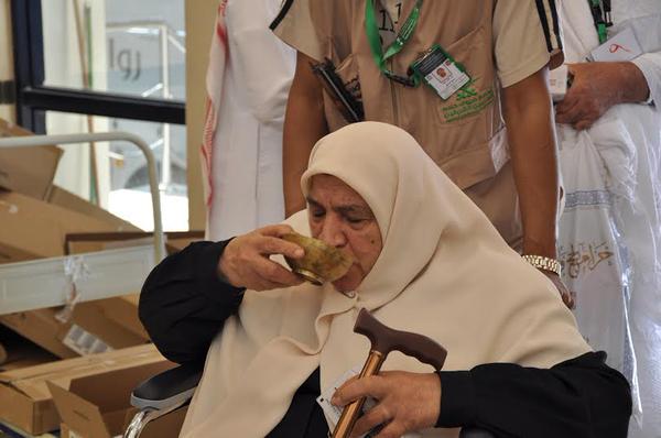 HashKsa's tweet photo. صور | استقبال ضيوف #خادم_الحرمين من ذوي شهداء #فلسطين بالورود وماء زمزم http://t.co/vyQtiEcU1H