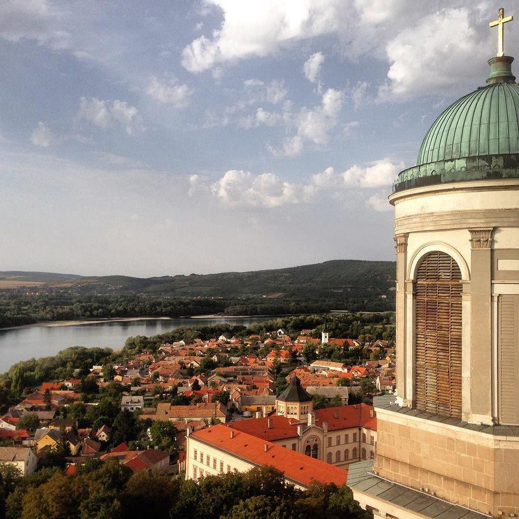 xandercamara's tweet photo. #fotografia #photo Esztergom y el Danubio. Desde la iglesia más grande en Hungría. #Hungri… http://t.co/PgIuYzkwPH http://t.co/5SFbdn9s5D