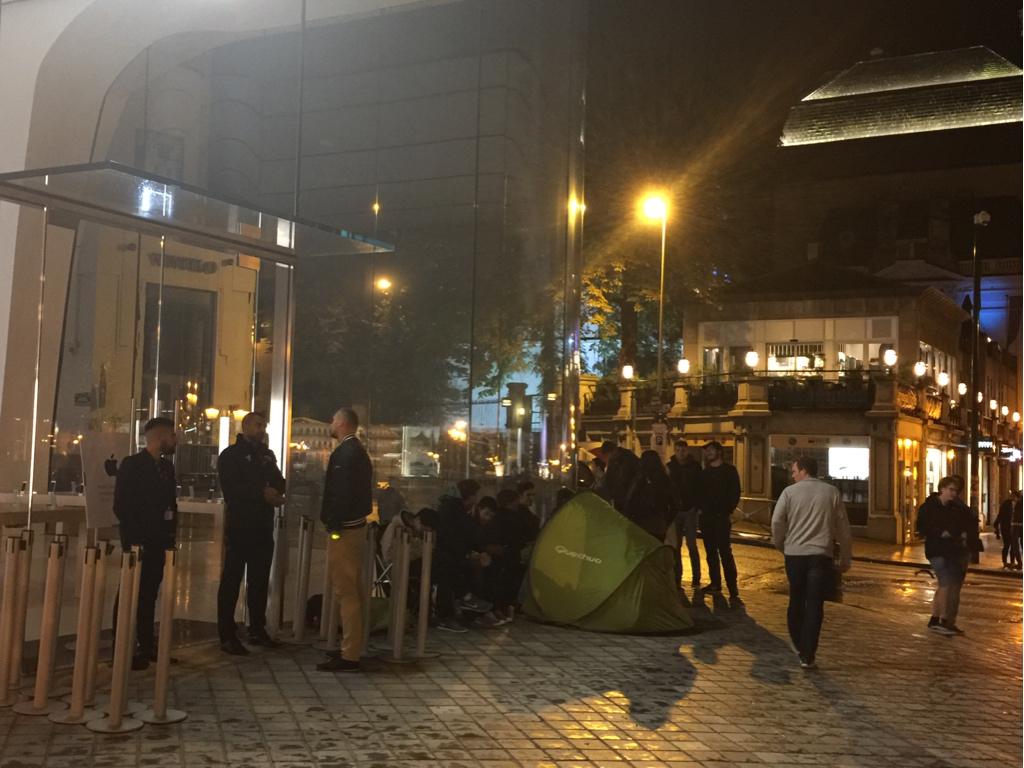 applevlaanderen's tweet photo. Het is daar gezellig bij de #AppleStoreBrussel http://t.co/PIzD4LSsDL