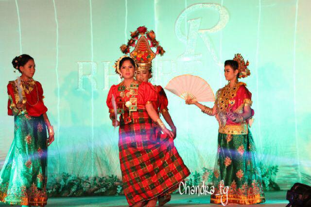 OppokaRi's tweet photo. Tari 4 Etnis by OPPOKA ri Paccelang ( siswa-siswi Madrasah Darussalam Anrong Appaka ) at Taman Musafir #RhereSB #BBJK http://t.co/dEGFTHR2Wu