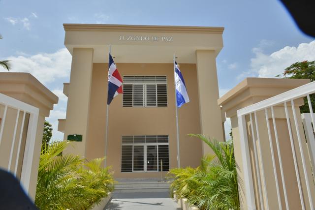 PoderJudicialRD's tweet photo. PJ inaugura modernos juzgados de Paz en los municipios Las Yayas y Las Charcas, y remodela Palacio Justicia de Azua. http://t.co/zXVawtVpfN