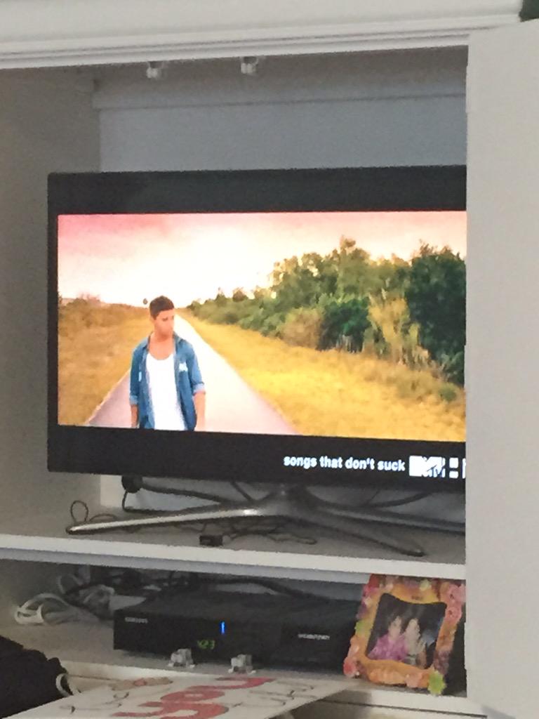 mgiulietti98's tweet photo. @jakemiller first time seeing #SunshineVideo on my tv😍💛☀️ http://t.co/hdUZFCu6h6