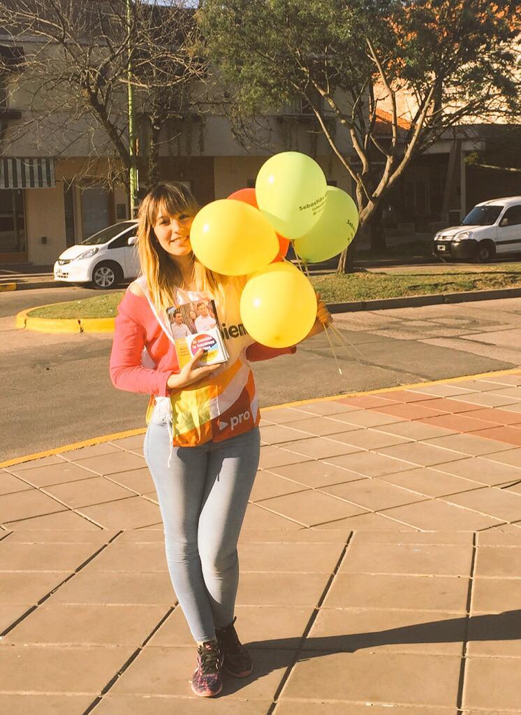 projuanbjusto's tweet photo. Es conmovedor el entusiasmo de la gente de #Campana para que #Cambiemos con @SebaAbella y @mariuvidal http://t.co/9EH5zgKKDe