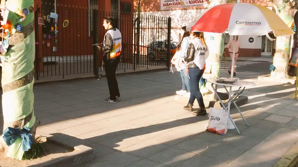 projuanbjusto's tweet photo. Es conmovedor el entusiasmo de la gente de #Campana para que #Cambiemos con @SebaAbella y @mariuvidal http://t.co/9EH5zgKKDe