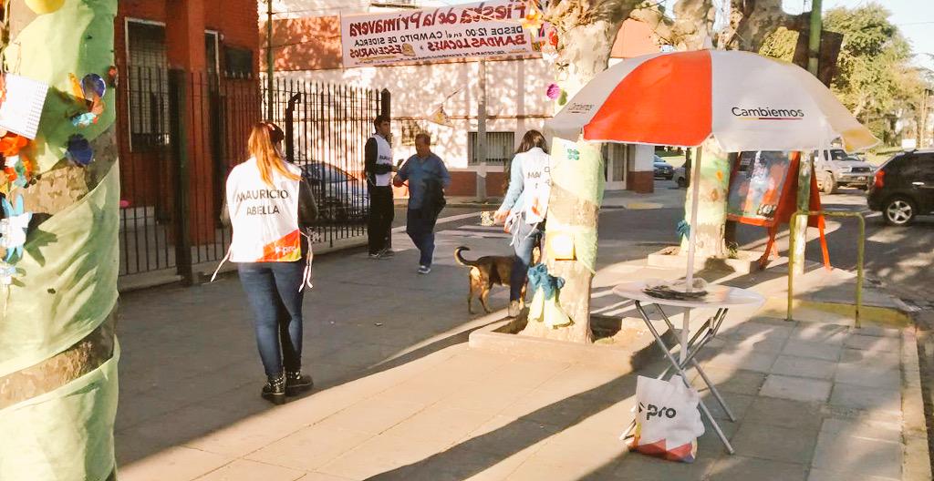 projuanbjusto's tweet photo. Es conmovedor el entusiasmo de la gente de #Campana para que #Cambiemos con @SebaAbella y @mariuvidal http://t.co/9EH5zgKKDe